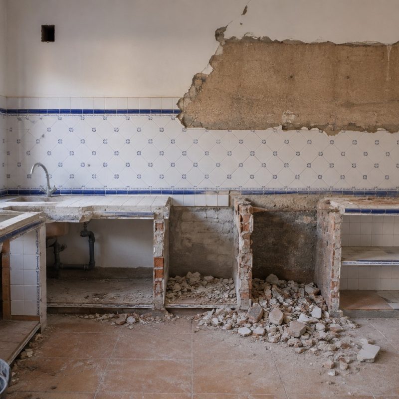 cocina-de-obra-a-mobiliario-sevilla Cocina antigua de obra con bancos de fábrica en proceso de demolición para sustituirlos por mobiliario.